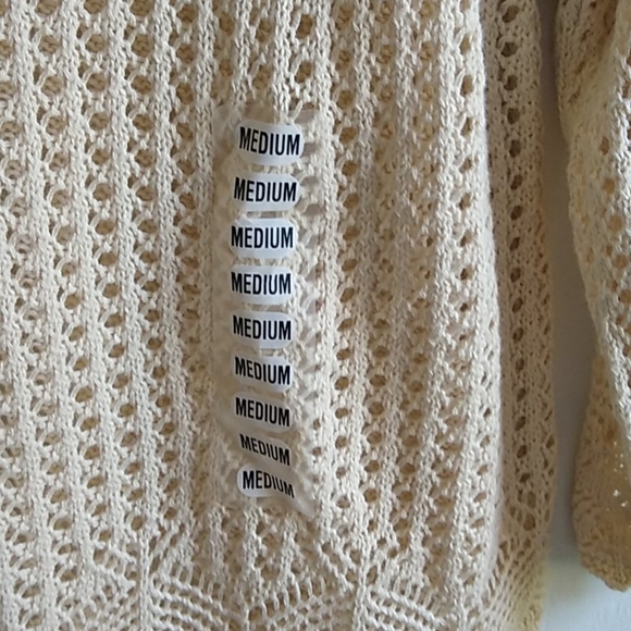 Light weight beige lace top size medium - Picture 4 of 10